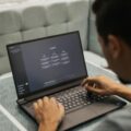 Copy humano: por qué tu web habla como un robot (y cómo hacerlo cercano sin perder profesionalidad)